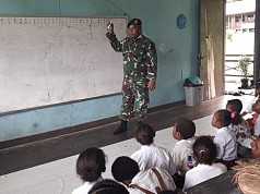 Murid SD Trimuris Diajari Membaca dan Menulis Oleh Pak Tentara Murid SD Trimuris Diajari Membaca dan Menulis Oleh Pak Tentara