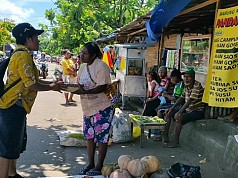 FJPI Manokwari Berbagi Kasih Bersama Mama Papua di Pasar Sanggeng