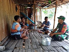 Babinsa Yapsel Komsos ke Pemuda Kampung Roipi Angkaisera