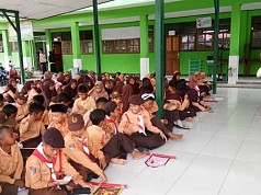 TNI Latih P3K Siswa SMP IT Nurul Huda Arso