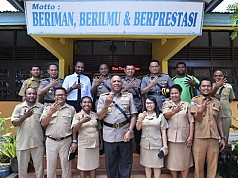 Kapolda Papua Berikan Tali Asih Kepada Siswa SMA Negeri 5 Jayapura   Kapolda Papua Berikan Tali Asih Kepada Siswa SMA Negeri 5 Jayapura