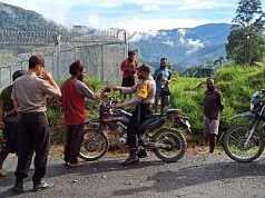 Sampaikan Pesan Kamtibmas, Polsek Ilu Puncak Jaya Gelar Patroli Dialogis  Sampaikan Pesan Kamtibmas, Polsek Ilu Puncak Jaya Gelar Patroli Dialogis