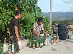 Bersih-bersih Sampah di Kawasan Jembatan Youtefa, Ribuan Botol Miras Ditemukan Bersih-bersih Sampah di Kawasan Jembatan Youtefa, Ribuan Botol Miras Ditemukan