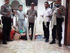 Ratusan Miras Lokal Asal Ambon Diamankan di Pelabuhan Jayapura Ratusan Miras Lokal Asal Ambon Diamankan di Pelabuhan Jayapura