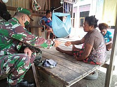 Di Tengah Pandemi Corona, TNI di Perbatasan PNG Gelar Pengobatan ke Setiap Rumah