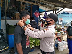 Sinergi Polsek dan Posramil di Biak Imbau Warga Patuhi Protokol Kesehatan Sinergi Polsek dan Posramil di Biak Imbau Warga Patuhi Protokol Kesehatan