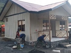Pembangunan Balai Penyuluhan KB oleh Satgas TMMD di Kampung Nioga Masuk Tahap Finishing Pembangunan Balai Penyuluhan KB oleh Satgas TMMD di Kampung Nioga Masuk Tahap Finishing