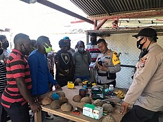 Polres Merauke Latih Warga Membuat Kancing Baju dari Batok Kelapa Polres Merauke Latih Warga Membuat Kancing Baju dari Batok Kelapa