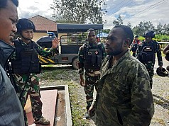 Satgas Yonif PR 432 Kostrad Amankan Pelaku Pembegalan di Jalan Trans Papua Satgas Yonif PR 432 Kostrad Amankan Pelaku Pembegalan di Jalan Trans Papua