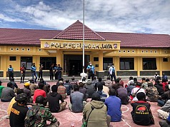 Minta Kejelasan Pemanggilan Kejati Papua, Ratusan Masyarakat Datangi Mapolres Puncak Jaya  Minta Kejelasan Pemanggilan Kejati Papua, Ratusan Masyarakat Datangi Mapolres Puncak Jaya