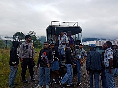 Di Sela Tugas, Personil Polres Pegunungan Bintang Antar Pelajar ke Sekolah Di Sela Tugas, Personil Polres Pegunungan Bintang Antar Pelajar ke Sekolah