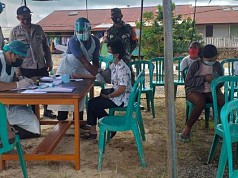 Kapolsek Jair Boven Digoel Apresiasi Warga yang Antusias Ikut Vaksin Kapolsek Jair Boven Digoel Apresiasi Warga yang Antusias Ikut Vaksin