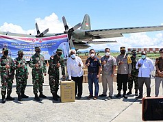 Panglima TNI Serahkan Bantuan Tabung Oksigen dan Alkes Kepada Masyarakat Papua Panglima TNI Serahkan Bantuan Tabung Oksigen dan Alkes Kepada Masyarakat Papua