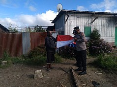 Sambut Hut Kemerdekaan, Polsek Tigi Bagikan Bendera Merah Putih ke Warga 