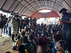 Kunjungi Pengungsi Banjir Bandang 2019 di Sentani, Mensos Risma Janji Bangunkan Rumah Kunjungi Pengungsi Banjir Bandang 2019 di Sentani, Mensos Risma Janji Bangunkan Rumah