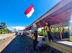 Polsek Muara Tami Pasang Bendera Merah Putih di Pasar dan Bagi Masker 