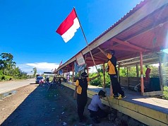 Polsek Muara Tami Pasang Bendera Merah Putih di Pasar dan Bagi Masker  Polsek Muara Tami Pasang Bendera Merah Putih di Pasar dan Bagi Masker