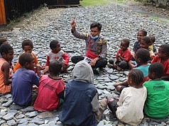 Keceriaan Anak anak Kampung Usir Puncak Jaya Belajar Bersama Polisi Pi Ajar Keceriaan Anak anak Kampung Usir Puncak Jaya Belajar Bersama Polisi Pi Ajar