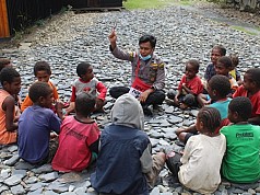 Keceriaan Anak anak Kampung Usir Puncak Jaya Belajar Bersama Polisi Pi Ajar