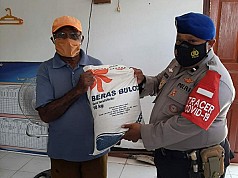 Bhabinkamtibmas Dampingi Penyaluran BPNT Kepada Warga di Kelurahan Bhayangkara Bhabinkamtibmas Dampingi Penyaluran BPNT Kepada Warga di Kelurahan Bhayangkara