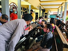 Direktur Binmas dan Kabid Humas Polda Papua Tinjau Vaksinasi di Gereja Elelim Abepura Direktur Binmas dan Kabid Humas Polda Papua Tinjau Vaksinasi di Gereja Elelim Abepura
