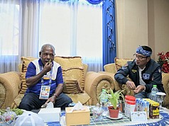 Cicipi Buah Pinang, Ridwan Kamil Ungkap Simbol Persaudaraan Masyarakat Papua  Cicipi Buah Pinang, Ridwan Kamil Ungkap Simbol Persaudaraan Masyarakat Papua