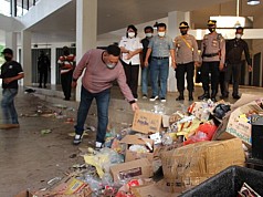 Sampah Menumpuk di Pasar Skow, Waterpauw: Ngeri Sekali Lihat Sampah Ini Sampah Menumpuk di Pasar Skow, Waterpauw: Ngeri Sekali Lihat Sampah Ini