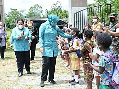 TP-PKK Pusat Serahkan Bantuan Makanan Sehat di Pondok Pi Ajar Mimika