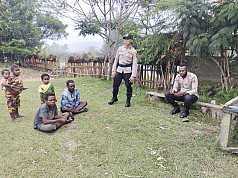 Jalin Silaturahmi, Personil Binmas Noken Polres Tolikara Kunjungi Rumah Tomas Jalin Silaturahmi, Personil Binmas Noken Polres Tolikara Kunjungi Rumah Tomas