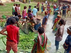 IKMAL-HOW Rayakan Natal dan Tahun Baru dengan Acara Bakar Batu IKMAL-HOW Rayakan Natal dan Tahun Baru dengan Acara Bakar Batu