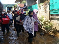 Mensos Risma Tinjau Lokasi Banjir dan Longsor Jayapura, Serahkan Bantuan Rp1,3 Miliar