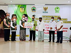 Wakil Gubernur Jawa Tengah Serahkan Bantuan Pembangunan Masjid Tertua di Papua