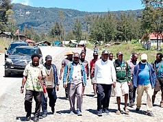 Bupati Puncak Willem Wandik: Prihatin Aksi Penyerangan Hingga Tiga Prajurit TNI Gugur Bupati Puncak Willem Wandik: Prihatin Aksi Penyerangan Hingga Tiga Prajurit TNI Gugur