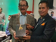 Delegasi Papua Berikan Hadiah Unik kepada 38 Gubernur Peserta GCF-TF Brazil Delegasi Papua Berikan Hadiah Unik kepada 38 Gubernur Peserta GCF-TF Brazil