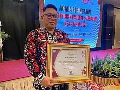 Kadis Kominfo Papua Terima Penghargaan KPID Kadis Kominfo Papua Terima Penghargaan KPID