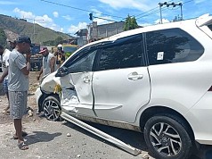 Diduga Sopir Ngantuk, Mobil Tabrak Pembatas Jalan dan Terguling Dua Kali