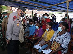 Kapolda Papua Harapkan Kesadaran Masyarakat Pesisir untuk Divaksin