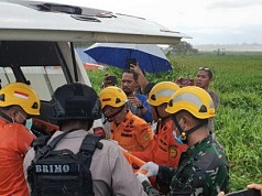 Tim SAR Gabungan Berhasil Temukan Jasad Balita yang Terjatuh dari Helikopter di Timika Tim SAR Gabungan Berhasil Temukan Jasad Balita yang Terjatuh dari Helikopter di Timika