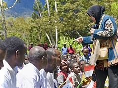 Mensos Risma Janji Bangunkan Aula dan Gedung Kesehatan Sekolah Alkitab Mulia Mensos Risma Janji Bangunkan Aula dan Gedung Kesehatan Sekolah Alkitab Mulia