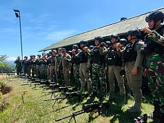 Wujud Sinergitas, Personil Yonif 756/WMS dan Resimen II Pelopor Brimob Latihan Menembak Wujud Sinergitas, Personil Yonif 756/WMS dan Resimen II Pelopor Brimob Latihan Menembak