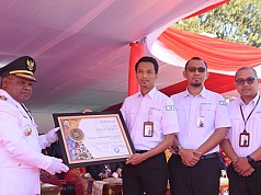 Momen Peringatan Hut ke-77 RI, Bupati Puncak Jaya Terima Penghargaan UHC dari BPJS