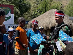 Kemeriahan Lomba 17-an Anak anak Malagay Bersama Satgas Yonif MK 203/AK Kemeriahan Lomba 17-an Anak anak Malagay Bersama Satgas Yonif MK 203/AK