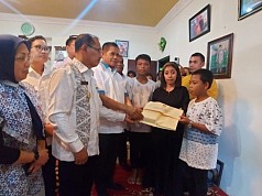 Gubernur Papua Serahkan Santunan Keluarga Korban Tewas dan ABK Selamat Kapal Kelvin 02