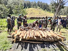 Satgas Yonif MK 203/AK Kembali Gelar Bakar Batu Bersama Masyarakat Distrik Tima