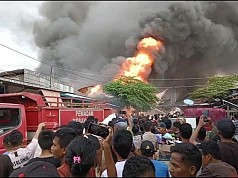 Pom Bensin Mini Meledak, Puluhan Lapak dan Rumah Warga di Yapen Ludes Terbakar 