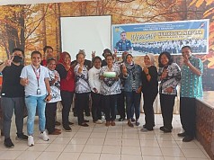 Kapolda Papua Selaku Ketua Alumni SMANDA Beri Kejutan di Peringatan Hari Guru ke-77