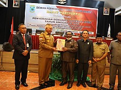 Gubernur Waterpauw Serahkan RAPBD Tahun 2023 ke DPR Papua Barat