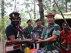 Pangkostrad Letjen TNI Maruli Simanjuntak Sambangi Prajurit Satgas 321/GT di Jayawijaya Pangkostrad Letjen TNI Maruli Simanjuntak Sambangi Prajurit Satgas 321/GT di Jayawijaya