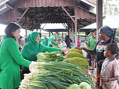 Bertepatan Hari Ibu, Persit Yonif 756/WMS Serbu Pasar Tradisional Mama Papua 