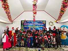 Prajurit 756/WMS Rayakan Natal Bersama Masyarakat Kampung Gunung Susu